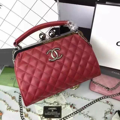 CHANEL2015春夏主打款 68078牛皮我們提前一步上市.獨家打造24K頂級五金 原版牛皮手感絕好 晚宴包斜跨包手提包全代替了 工藝超高 一般工廠做不到這種效果 亮度與精密度都非常美觀.