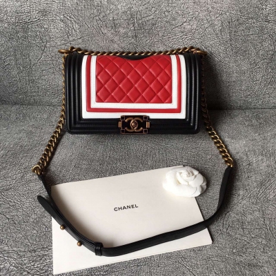 Boy chanel Flap Bag 劉雯說，一款能搶眼球的包足以掩蓋你任何的不搭，說得真對 限量版拼色 Boy chanel 迷 怎通不開發這種殿堂級的Boy  這款的五金很特別 五金都采用有色銅金納米技術，為了達到