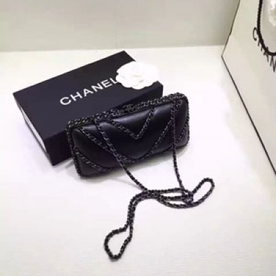 chanel經典到不能再經典的包型但要把它做出色設計師的創意與品位很重要經香奶奶多年的鍛煉對這種人工穿繡鏈早已熟能生巧就這麼簡單的加上穿皮小鐵鍊rock味勁足我的菜