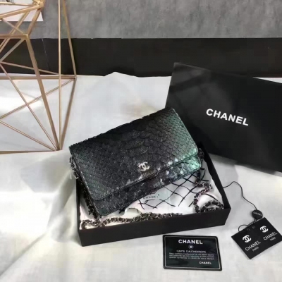 CHANEL WOC翻蓋鏈條包手包 包身採用綠色蛇皮，古銀色金屬配件。翻蓋背面拉鍊口袋，內部皮革和布襯裡，拉鍊口袋。即可肩背也可手拿。尺寸19cm