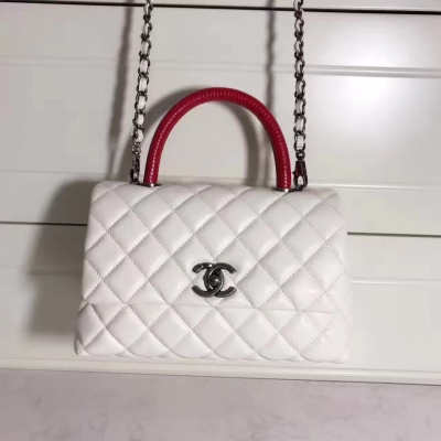 【chanel】最新巴黎代購款  手柄的辣媽辣妹包  內裡羊皮   義大利進口皮搭配經典復古五金  完全不失chanel的精髓所在  注意看包包的走線 手工絕對是無可挑剔  最新的百搭大氣款