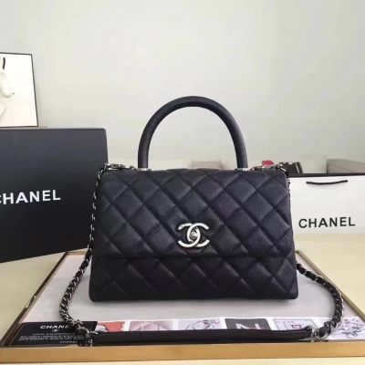 【chanel】最新巴黎代購款  手柄的辣媽辣妹包  內裡羊皮   義大利進口皮搭配經典復古五金  完全不失chanel的精髓所在  注意看包包的走線 手工絕對是無可挑剔  最新的百搭大氣款