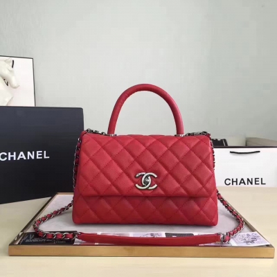 【chanel】最新巴黎代購款  手柄的辣媽辣妹包  內裡羊皮   義大利進口皮搭配經典復古五金  完全不失chanel的精髓所在  注意看包包的走線 手工絕對是無可挑剔  最新的百搭大氣款