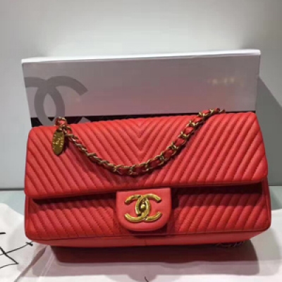 CHANEL  新款毒物上市進口胎牛皮復古鎏金 這款注入今年大紅大紫流行元素V字條風格是秋冬必備款皮質手感好到爆媲美原單無壓力包包簡約時尚且奔放洋氣上身效果高大上  尺寸：26cm