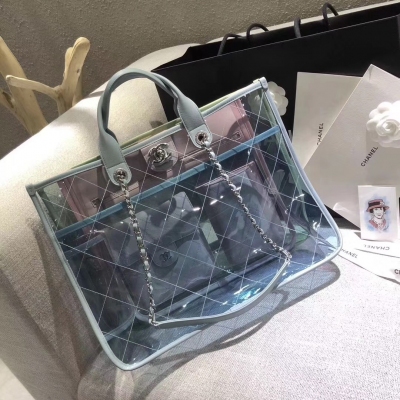 香奈兒Chanel SS18 Act2系列 Pvc Tote bag 馬卡龍色 春夏爆款Pvc小羊皮拼色透明手提包 整個包設計特別細心 內裡有兩個口袋 還有一個考慮周到的放位置。尺寸39*30*14cm