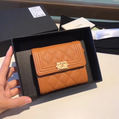 Chanel香奈兒 leboy系列小顆粒球紋牛皮 新品 短款錢夾， 原單品質 精緻鎖扣 精湛車線做工 大容量6個卡位元 背後有零錢口袋 燙字壓嘜非常清晰 size：11cm