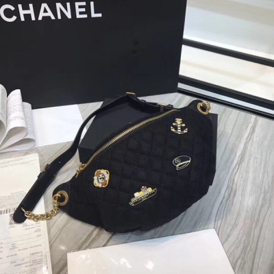 Chanel 18秋冬新到海軍徽章羊毛呢子布腰包 第一眼就被這款腰包折服～具有獨特魅力 包包肩帶是可以調節的 斜挎 單肩還是腰包背法都可以隨意切換 金屬徽章裝飾 時尚又不失小香經典氣質。尺寸30x13x5 鏈條74cm