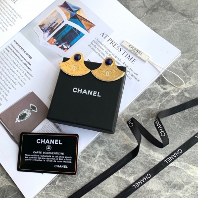 Chanel香奈兒 又是一款炙手可熱的熱賣單品 Chanel 新款古埃及系列耳環 以古埃及文明為靈感 設計品牌字標誌與琉璃珍珠、水晶和黃銅完美融合，精湛手工藝、鍍上古埃及象徵權貴的黃金或彩釉，設計飽滿有質感 ！帶來復古的