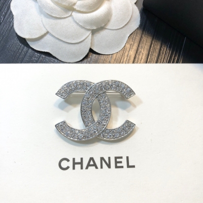 CHANEL香奈兒 2020 新品小香兒胸針 正品黃銅底材 頂級電鍍工藝 施華洛世奇鑽 通勤、度假 搭配各種造型，隨性又經典 個性小仙女推薦必備自留款