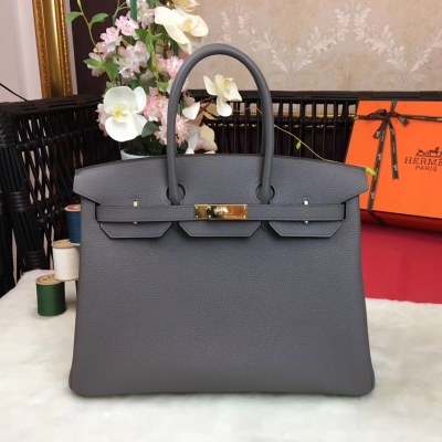 愛馬仕Hermes包包 經典款～【現貨】 BirKin35cm 原廠頂級進口小牛皮 全手工蜜蠟線縫製 老工匠手藝 細節完美無瑕疵 【淺鐵灰】金銀扣