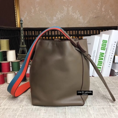 愛馬仕Hermes Kelly～2424 H 2424 togo小牛皮半手工制工藝精美 金銀扣 在追求各種時尚元素的同時，也不忘回顧下經典 ，透露出了迷人魅力，簡直是拽爆了.尺寸29cm 奉獻力作 ！ 肩帶休閒OL氣質融