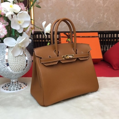 愛馬仕Hermes包包 經典款～【現貨】 BirKin30cm  進口小牛皮 原廠五金 進口蠟線  細節完美無瑕疵 每一個環節都力求完美 ，每一針一線都透著工匠精神！【淺啡】金銀扣