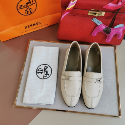 Hermes 愛馬仕小H扣新款樂福鞋，頂級品質！高版本，低調奢華有內涵！鞋面進口義大利胎牛皮，內裡苯染小羊皮，進口義大利原色皮底，5色：黑色/淺奶茶色/棕色/藍色/白色，SIZE：35-39（40定做）