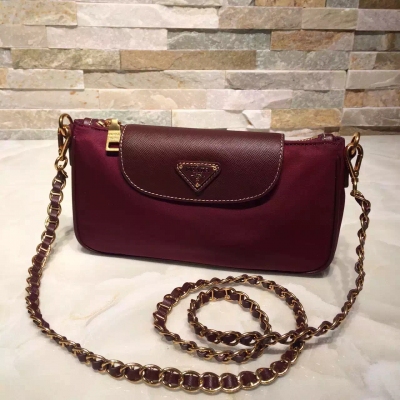 Prada BT0779#現貨頂級降落傘尼龍布料配十字紋牛皮，可手拿斜背，精緻小巧，出門攜帶方便實用尺寸：23x5x12cm