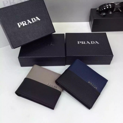 【Prada?普拉達】高品質新款兩折短夾回貨十字紋牛皮2M0513黑配灰 兩折 短夾～方便攜帶、實用男士首選（164代工碼）採用頂級原版進口十字紋牛皮+進口木紋裡布和頂級原版進口防銹白叻私定五金製作 車線步步均勻 做工精