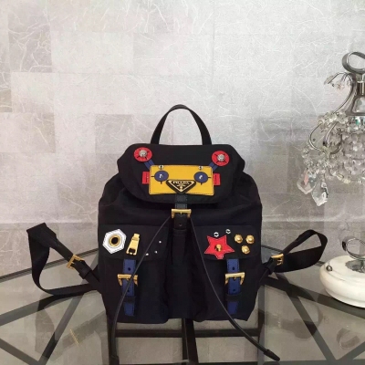 Prada2016櫥窗最新款背包！購入正品製作，用特製截裁的皮質和五金組裝成一個小機器人，加置的每個小東西小細節都代表著它獨特的含義，降落傘防水布，1BZ677【黑色】尺寸：24*12*28 原單品質！