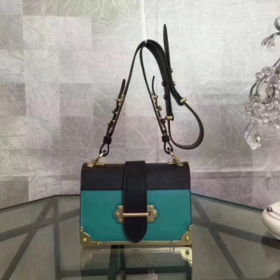 Prada 1BD045綠配黑，包身牛皮 +十字紋，內裡全羊皮 ，釆用古銅色金屬元素，尺寸：20*9*14CM