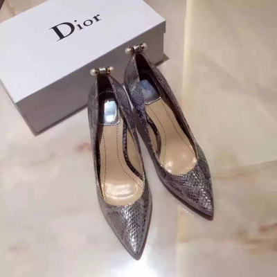 Dior 2016秋款 義大利最新專櫃新品. 秋冬主打款.馬蹄跟設計彰顯個性！鞋尾部珍珠設計更顯時尚，原版鞋楦上腳舒適，跟高8cm輕鬆駕馭，鞋面蛇紋牛皮，內裡踮腳羊皮，4色: 金色 銀色 大紅色 黑色，碼數:35-39