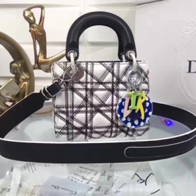 海外原單品質2017爆款Dior Lady Art系列 推出全新力作，賦予Lady dior 新的感覺，打破工藝局限，又是一款很有創意的作品小羊皮寬肩帶 尺寸 17cm，獨家實拍