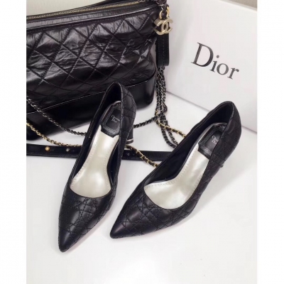 【Dior迪奧】Dior複刻極美精品！經典格菱百搭四季鞋肆意宣揚風格，追求原版複刻，線條纖細唯美！舒適簡單不累腳，拉長小腿 .隨意 大方 氣質 ！鞋面材質進口羊皮。內裡全羊皮。義大利真皮大底，跟高8cm，碼數35-39