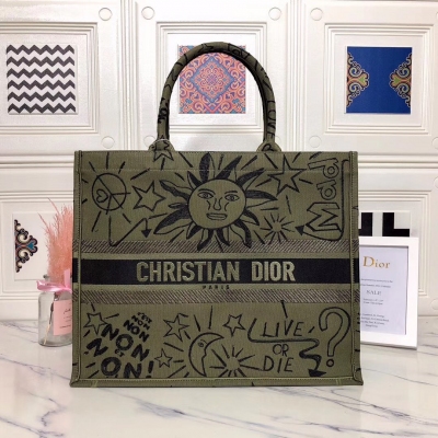 Dior迪奧 Book Tote 時尚易逝 經典永存 Dior 2019 高級 定制系列 刺繡帆布手提包 創造經典 演繹時尚 藝術和花圖案，時尚簡潔，肩背與手提兩用。尺寸：41.5x32x5