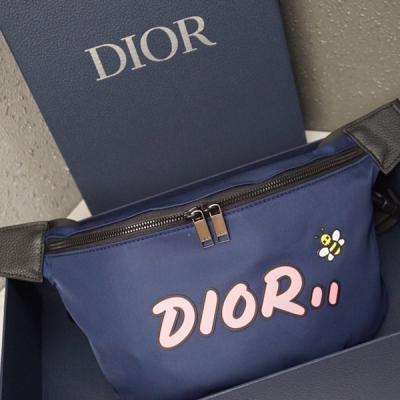 Dior迪奧 火遍全球的Dior x Kaws蜜蜂腰包 Kim Jones和Kaws聯手推出的2019Homme春夏系列 重新演繹的 眼小蜜蜂格外可愛吖 除了顏值線上 帆布拼皮實用又有質感 款號93308:23底長x34