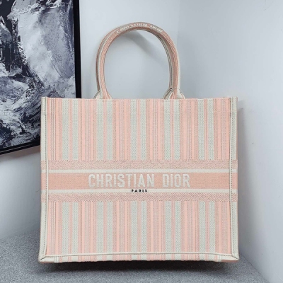 Dior迪奧 粉白條紋 Dior Book Tote系列 萬花筒 紮染加上刺繡的工藝美輪美奐令人神往 仿佛有一種吸引力看一眼就再也無法移開視線被吸進了多姿多彩的世界從靈感設計到渲染的配色與手工結合得天衣無縫除了仙氣兒以外