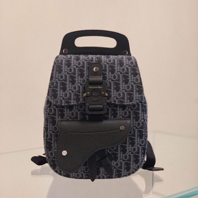 Dior迪奧 Diǒr Saddle Backpack Saddle風靡時尚圈 各種安利 各種種 Oblique 早已成為 Diǒr 專屬圖紋 單調雙肩包運用馬鞍設計 超心水 即可愛又能裝 磨砂質感 黑扣.更顯凸顯高級感