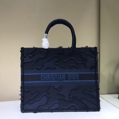 Dior迪奧 Book Tote 時尚易逝 經典永存 Dior 高級 定制系列 刺繡帆布手提包 創造經典 演繹時尚 肩背與手提兩用 尺寸：41.5 cm