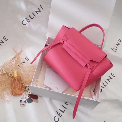 原單 CéLINE Belt Bag 鯰魚包 24CM Celine在IT Bag的世界裡總是占著一席之地 設計師Phoebe Philo設計出一款款風靡時尚圈的當紅IT Bag 鯰魚包(Celine Belt) 現在紐