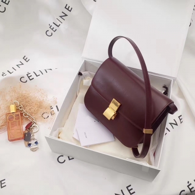 原單 Celine classic box 24cm 豆腐包 全新頂級手抓紋 材質特性無法阻擋 要的就是正品品質 專櫃驗貨效果 原廠內配小羊皮 注意底部與側邊暗槽位置做工非常工整完美 2017新版雙彈環  純手工水墨油邊