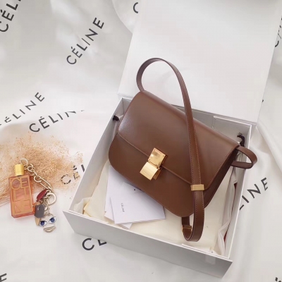 原單 Celine classic box 24cm 豆腐包 全新頂級手抓紋 材質特性無法阻擋 要的就是正品品質 專櫃驗貨效果 原廠內配小羊皮 注意底部與側邊暗槽位置做工非常工整完美 2017新版雙彈環  純手工水墨油邊