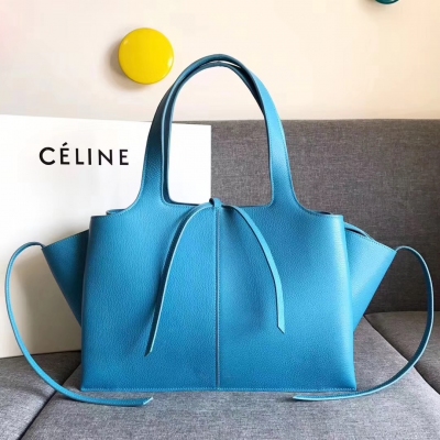 CELINE TRI-FOLD 最新烏賊包全新登場，和囧臉包相似的標誌性倒T型設計、原單級別，內外全皮！小尺寸：32-12-23cm / 大尺寸：37-11-26cm 型號：7766.7767 平紋淺王拼羊猄