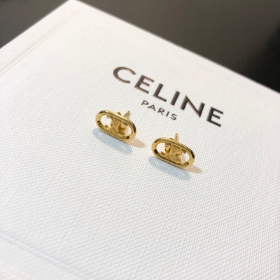 CELINE 耳釘呼這簡直就是驚為天人的藝術品啊，一個耳釘竟然可以設計得這麼讓人熱血沸騰，但是不可否認完完全全顛覆了傳統