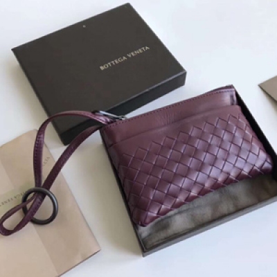 BV BOTTEGA VENETA 275327迷你零鎖鑰匙 +零錢為一體外附一層可放門卡及為實用 採用原廠胎牛皮精心手工編織而成，搭配一條皮革腕帶，造型精美小巧。尺寸13x8