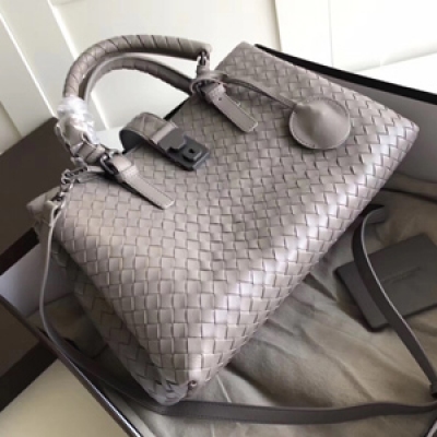 BV Bottega Veneta 7453寶緹嘉經典款羅馬包 專櫃有羊皮牛皮兩種質地 圖片為羊皮 純手工編織款手提包單肩皮包 原廠碳黑色磨砂五金 多層內襯 32cm