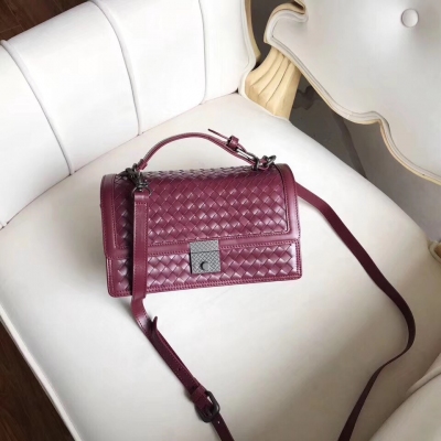 BV Bottega Veneta481628胎牛皮手提包、肩背包 完全採用手工編織設計，配以柔軟的可折疊風琴側邊，金屬卡扣開合，麂皮襯裡隔層。尺寸25X13X14