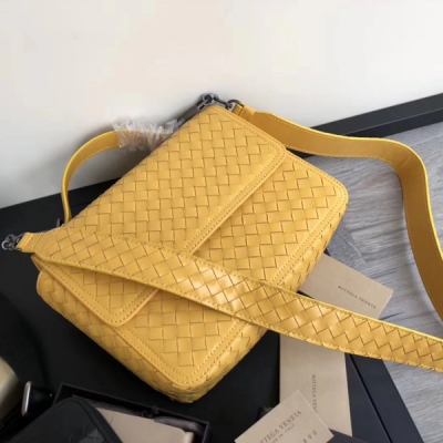 BV BOTTEGA VENETA 522922新上市女士手提包小巧精緻，採用胎牛皮精心打造設有時尚潮流大版帶搭配，設計簡潔時尚，反蓋式設計有合蓋吸扣，安全感滿滿嘀，24x17x7