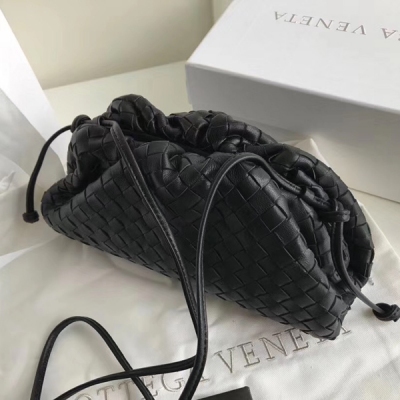 BV BOTTEGA VENETA 576227編織“雲朵包” 最新設計師Dabiel lee的首批設計 BV這個款雲朵包和Celin*e purse 簡直如出一轍 採用的是小羊皮製成 將帶子的框架包裹起來 可愛的造型 