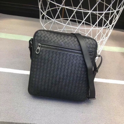 BV BOTTEGA VENETA 男士斜背包 對版槍色五金 進口打蠟牛皮 純手工編織 細節做工完美打造 肩帶長短可調節 尺寸:28*30