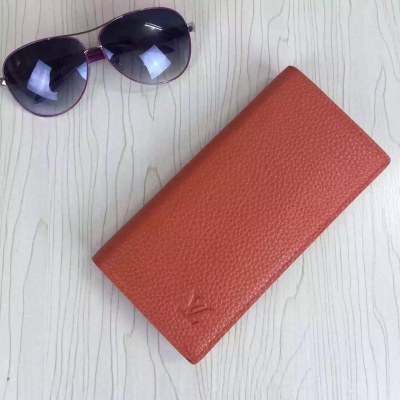 品牌：Louis Vuitton  型號:M58192 （荔枝橙 ） 【說明】這款造型經典，寬敞的容量和精緻。 低調中盡顯優雅氣質。 帶光滑皮質飾邊的壓格小牛皮，8個信用卡槽， 拉鍊零錢隔層，3個大隔層，可放文件和護照，