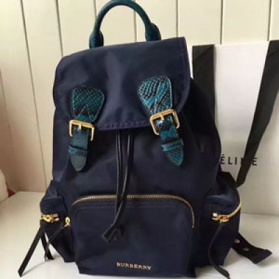 Burberry專櫃 The Rucksack 軍旅背包。中號40166221蛇紋。 採用柔韌的防水尼龍布料拼接牛皮壓制蛇紋搭配。既輕便又實用。 旅行首選 28*11*36cm 深藍色