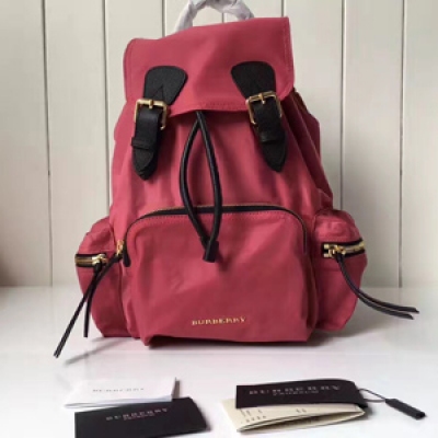 Burberry專櫃 The Rucksack 軍旅背包。中號40166221。 採用柔韌的防水 尼龍布料拼接牛皮搭配。既輕便又實用。 旅行首選 28*11*36cm