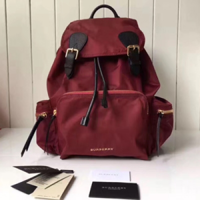 Burberry專櫃 The Rucksack 軍旅背包。大號40148781採用柔韌的防水尼龍布料拼接牛皮搭配。既輕便又實用。 旅行首選哦 31.5*14*38cm