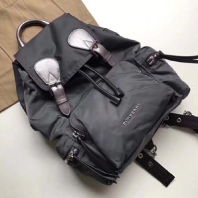 Burberry專櫃 The Rucksack 軍旅背包。中號40166221。 採用柔韌的防水尼龍布料拼接牛皮搭配。既輕便又實用。 旅行首選哦 28*11*36cm