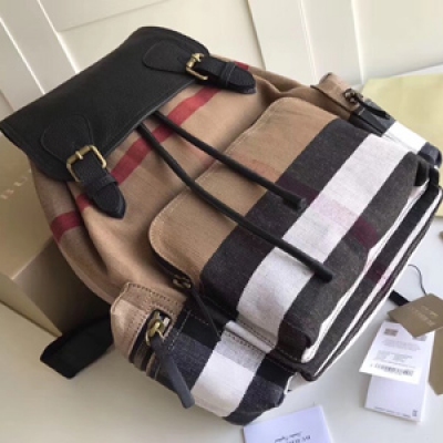 Burberry巴寶莉「The Rucksack 軍旅背包」為時裝秀主打配飾，大號款式臻選耐用 Canvas 格紋裁片製成，搭配考究的粒紋皮革飾邊。肩背帶採用舒適的加墊設計，其柔軟休閒的包型可追溯至 20 世紀初期歷史檔