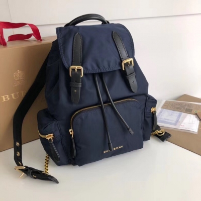 中號新款Burberry巴寶莉「The Rucksack 軍旅背包」為時裝秀主打配飾，款式輕便且防雨。肩背帶採用舒適的加墊設計。背包以標誌性 Burberry Trench 風衣的獨創面料作為靈感來源，採用與棉質嘎巴甸同