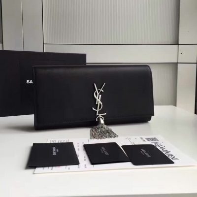 YSL Clutch 流蘇手包銀扣 南非小牛 現在已經火的不行 幾乎所有歐美大牌及時尚潮人人手必備 保持了YSL一貫的低調奢華風 簡單大氣 氣質立刻提升 細節決定一切 全套包裝 SIZE：27CM