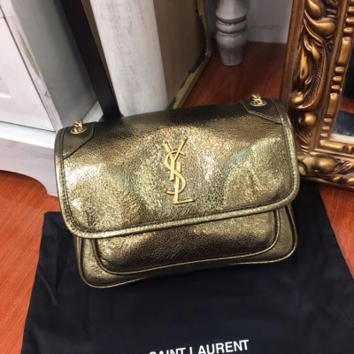 YSL聖羅蘭 Yves Saint laurent 新款小號Niki的火爆已鋪滿各大時尚平臺 網紅明星齊背 沙革紋金色 軟軟的包型非常休閒 越軟趴越對味 數量不多尺寸：22x16.5x12cm 型號：8892