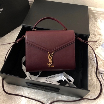 YSL Yves Saint laurent聖羅蘭 CASSANDRA 中號魚子醬紋 款式帥氣簡約.實用性強 手提斜掛都很好.是很百搭的一款.尺寸 24.5x20x11.5cm